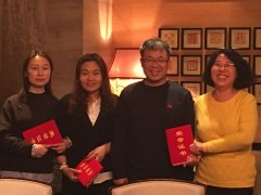 董事長給優(yōu)秀員工頒發(fā)榮譽證書